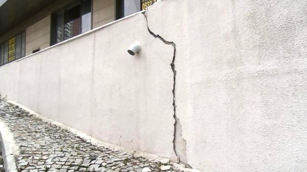 Başakşehir\'de Çöken Duvar Enkazında Çalışmalar Sürüyor