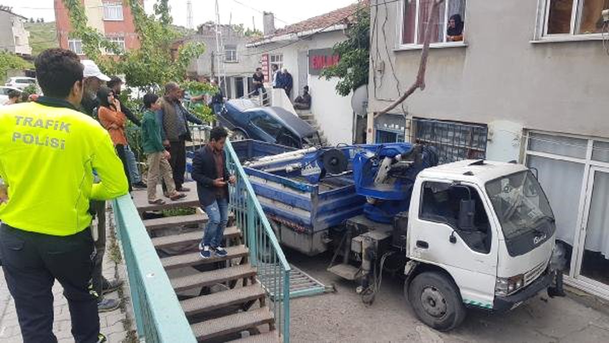 Başakşehir\'de Vinç, Çarptığı Otomobille Bahçeye Düştü