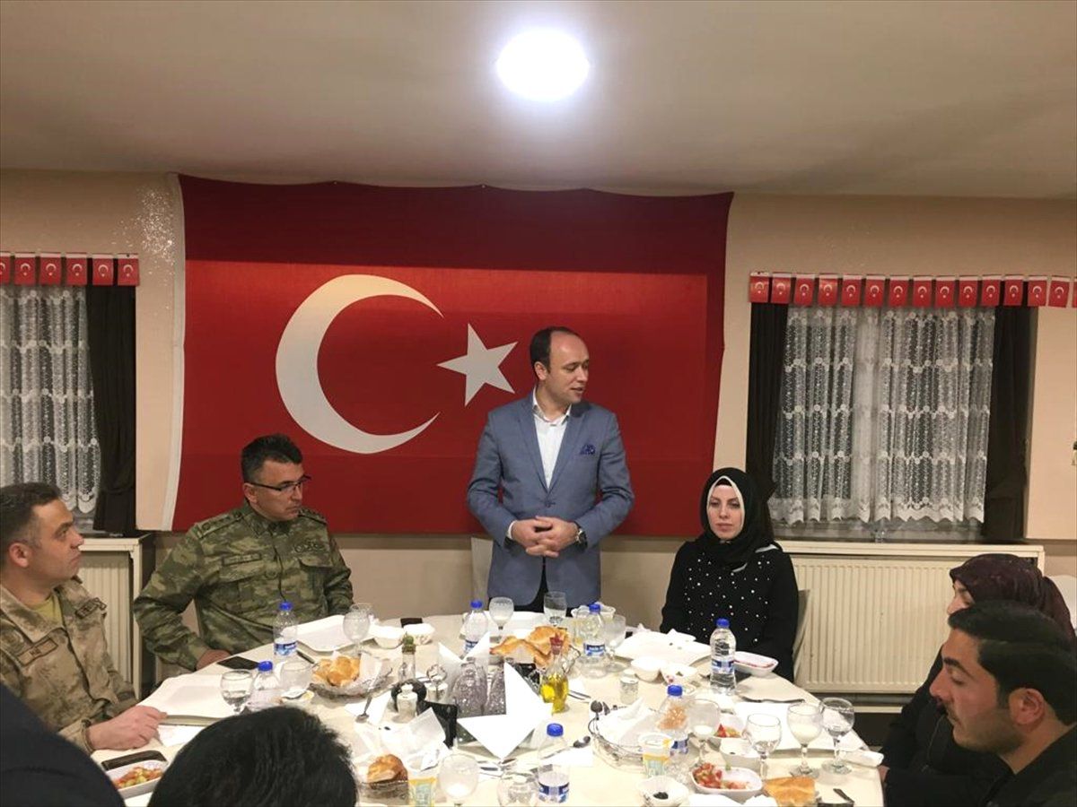 Başkale\'de Şehit ve Gazi Ailelerine İftar Yemeği Verildi