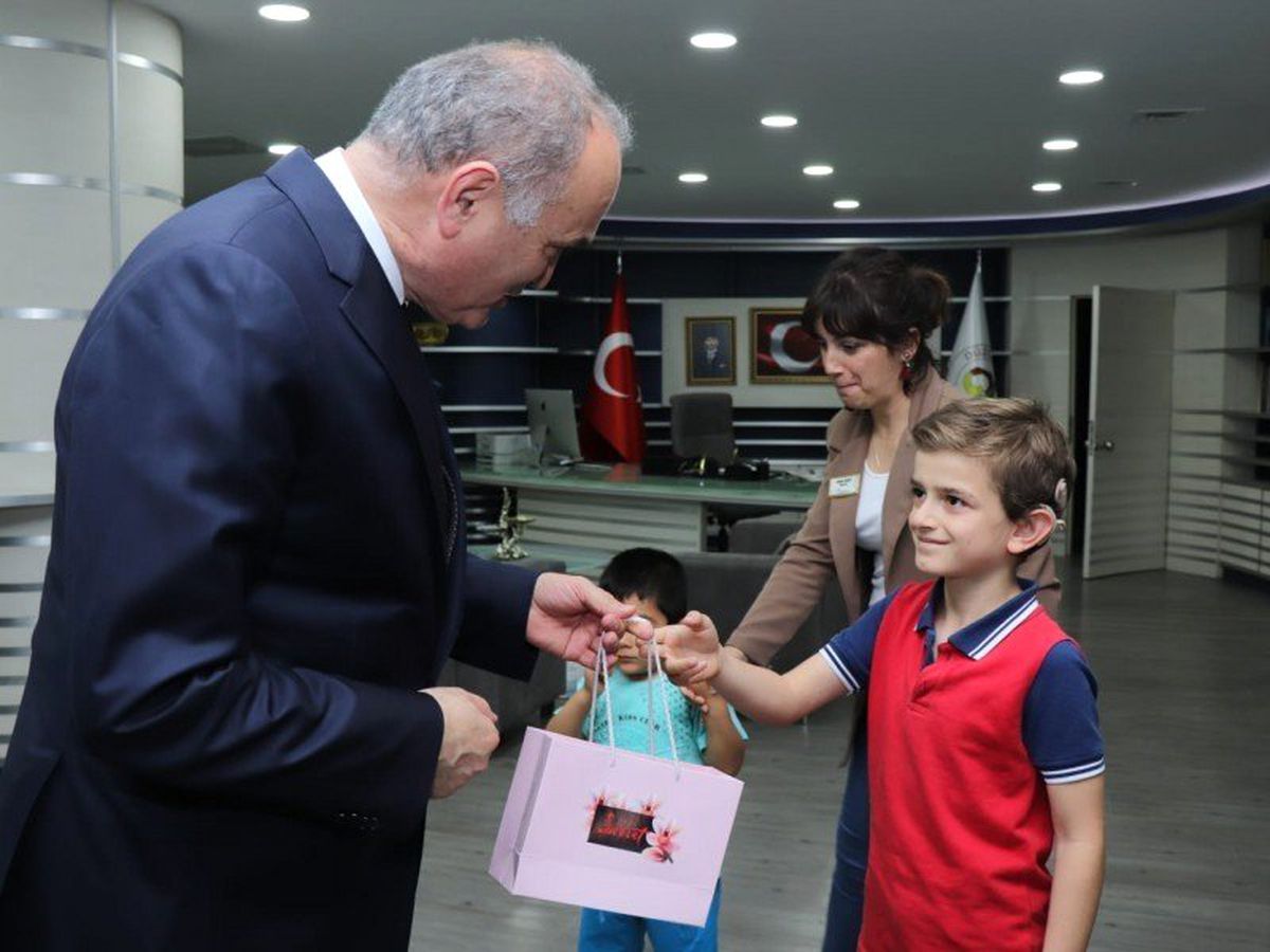 Başkan Özlü\'ye Özel Çocuklardan Ziyaret