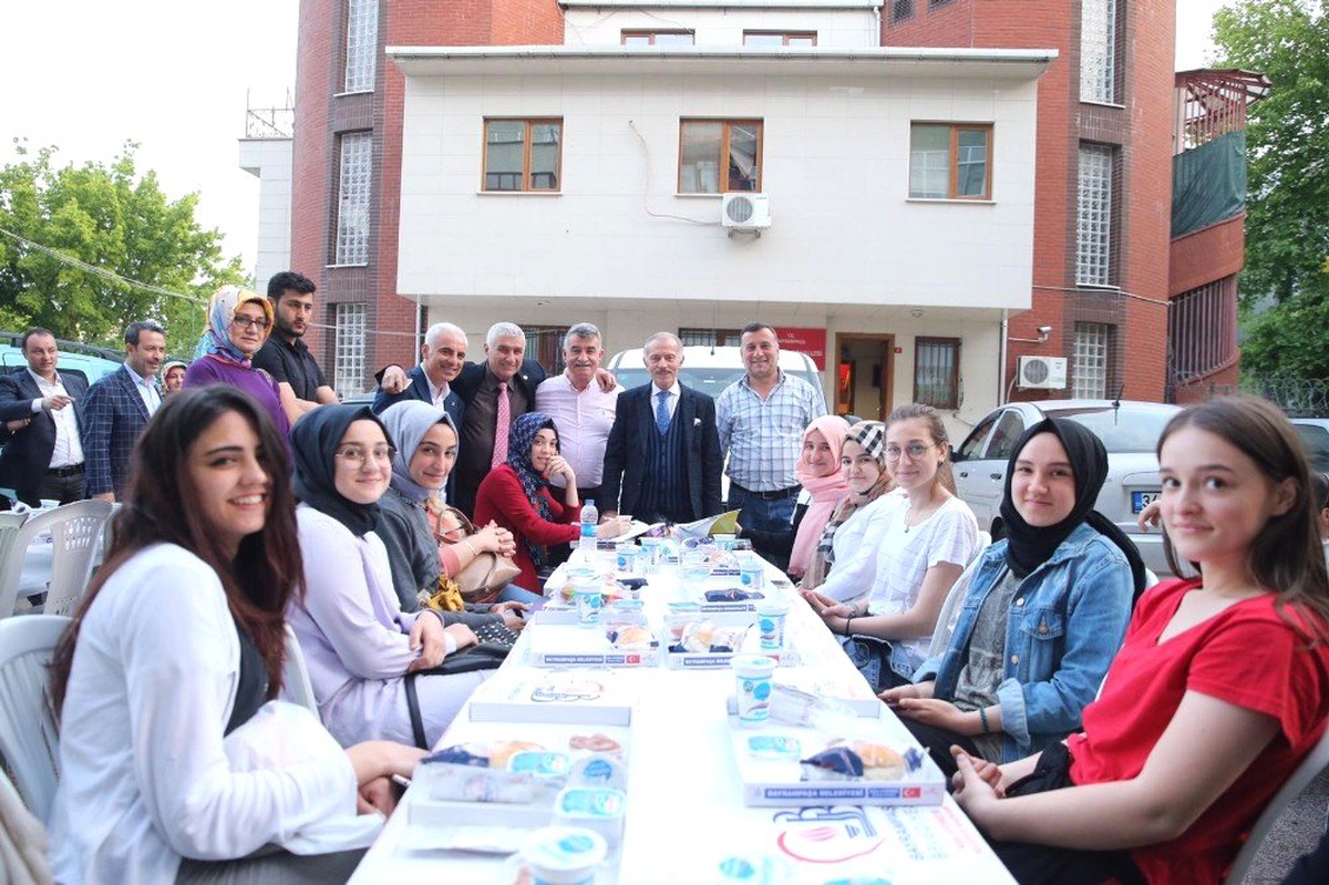 Bayrampaşa\'da Komşular Sokak İftarında Buluştu