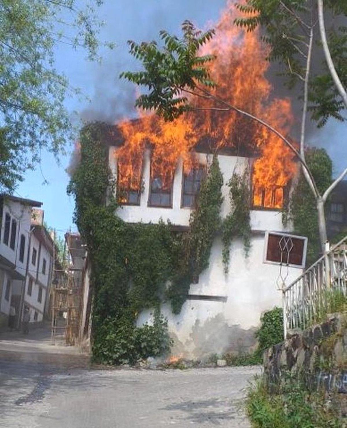 Beypazarı\'nda Ahşap Bina Alev Alev Yandı