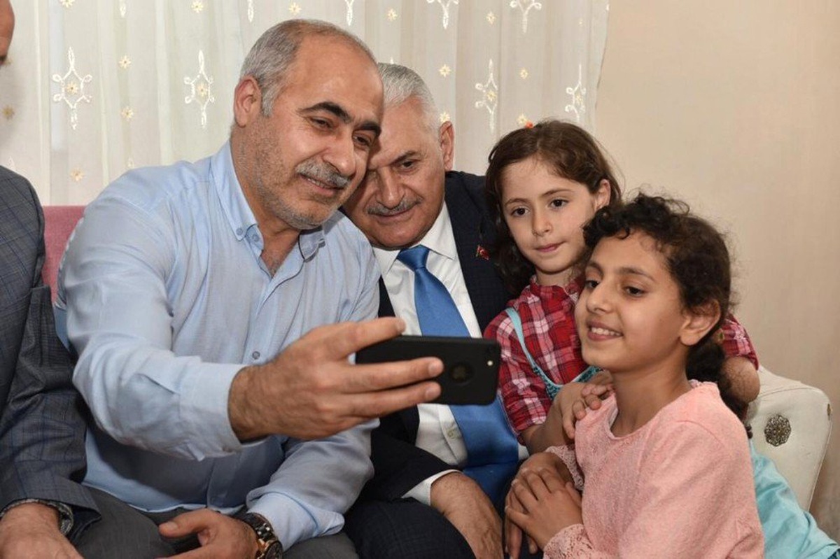 Binali Yıldırım Sultangazi\'de Tan Ailesinin İftar Sofrasına Misafir Oldu