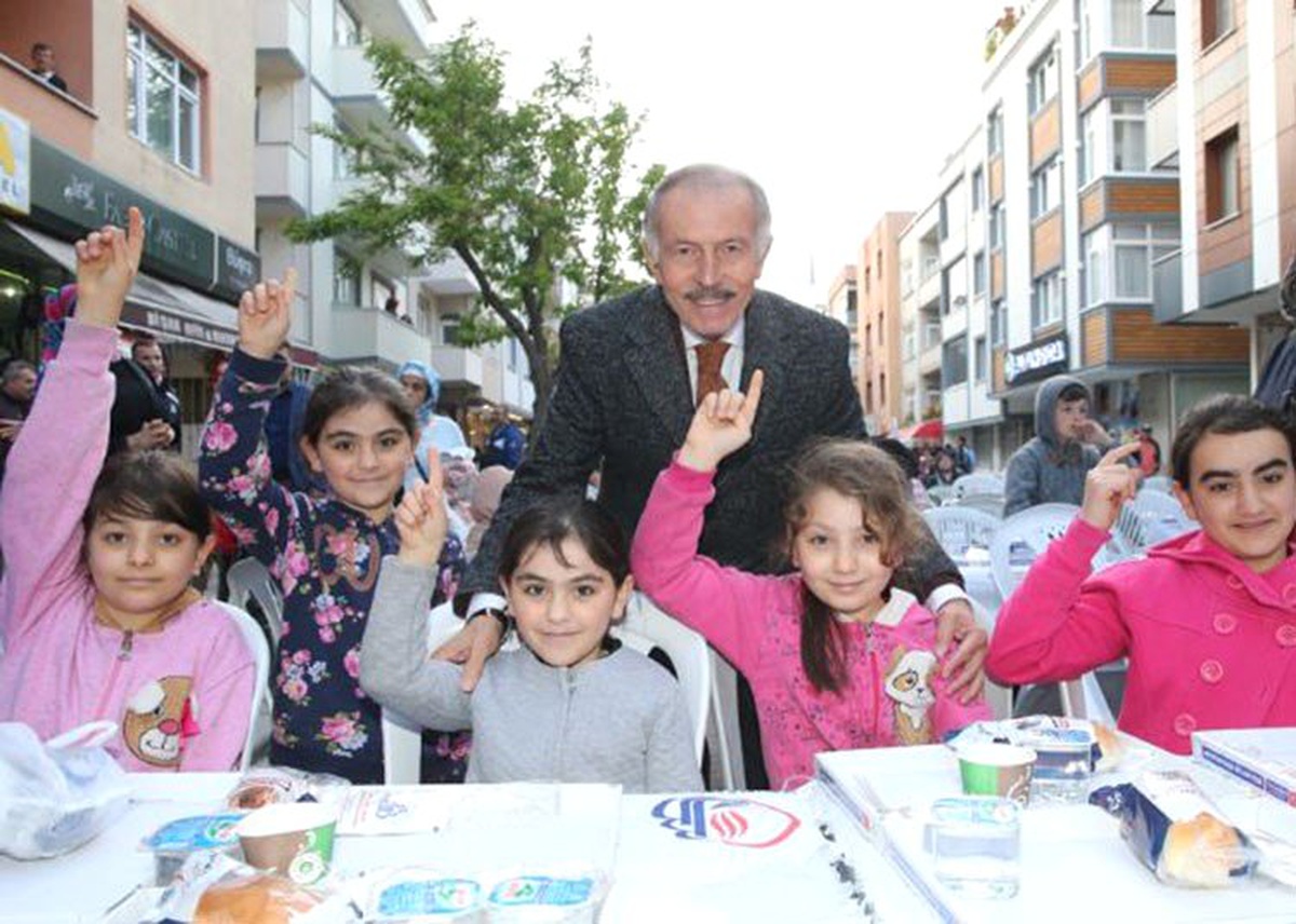 Binlerce Vatandaş Bayrampaşa\'da Komşuluk İftarlarında Buluştu