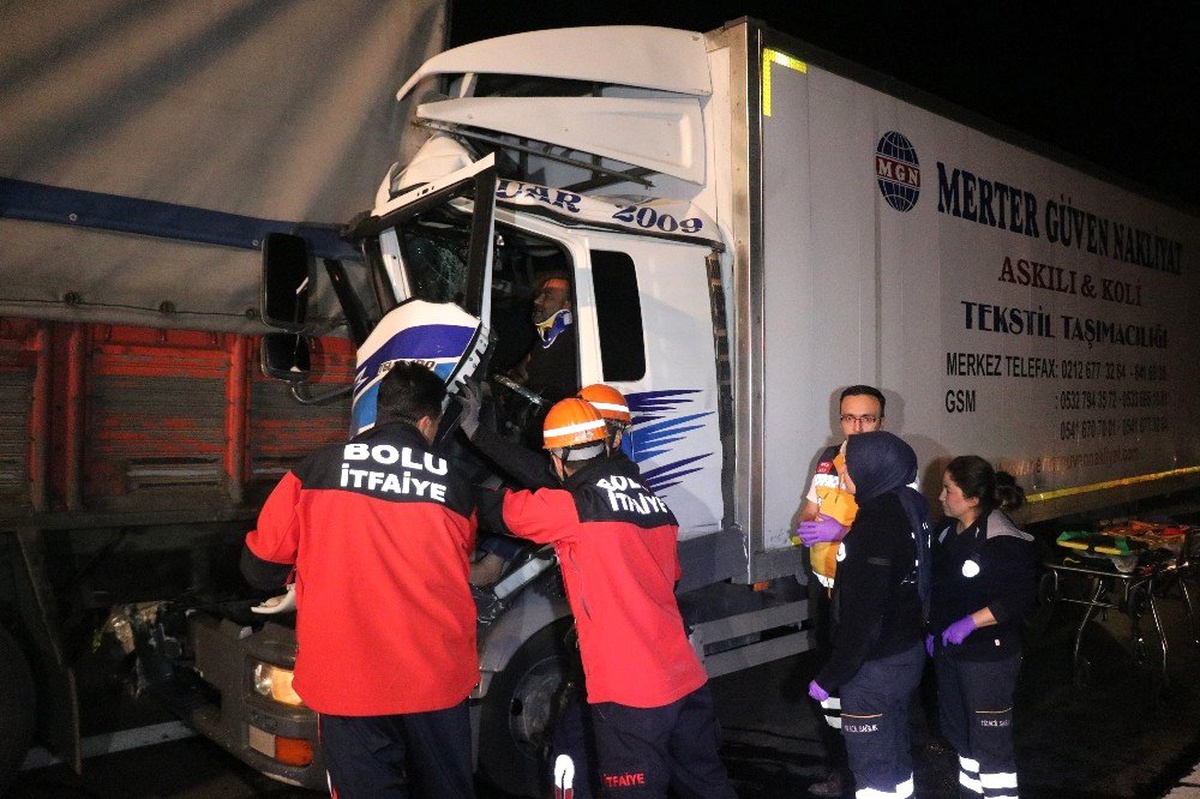 Bolu Tem Otoyolunda 2 Kamyon Çarpıştı: 1 Yaralı