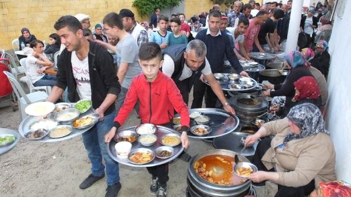 Burhaniye\'de 50 Yıldır İftar Geleneği Yaşatılıyor
