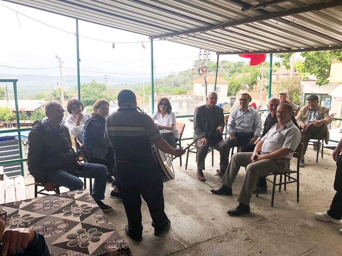 Burhaniye\'de Başkan Eşi Engelli Gence Davul Hediye Etti