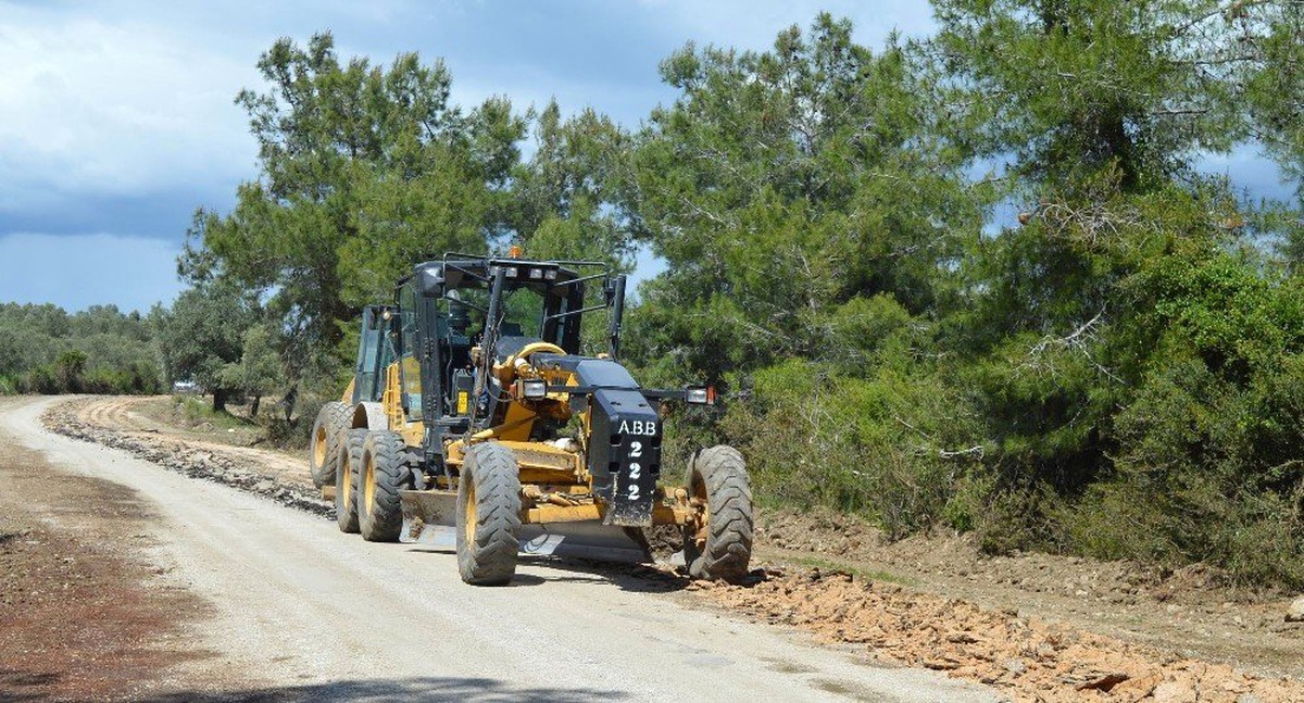 Büyükşehirden Konyaaltı ve Manavgat\'ta Bozulan Yollara Onarım