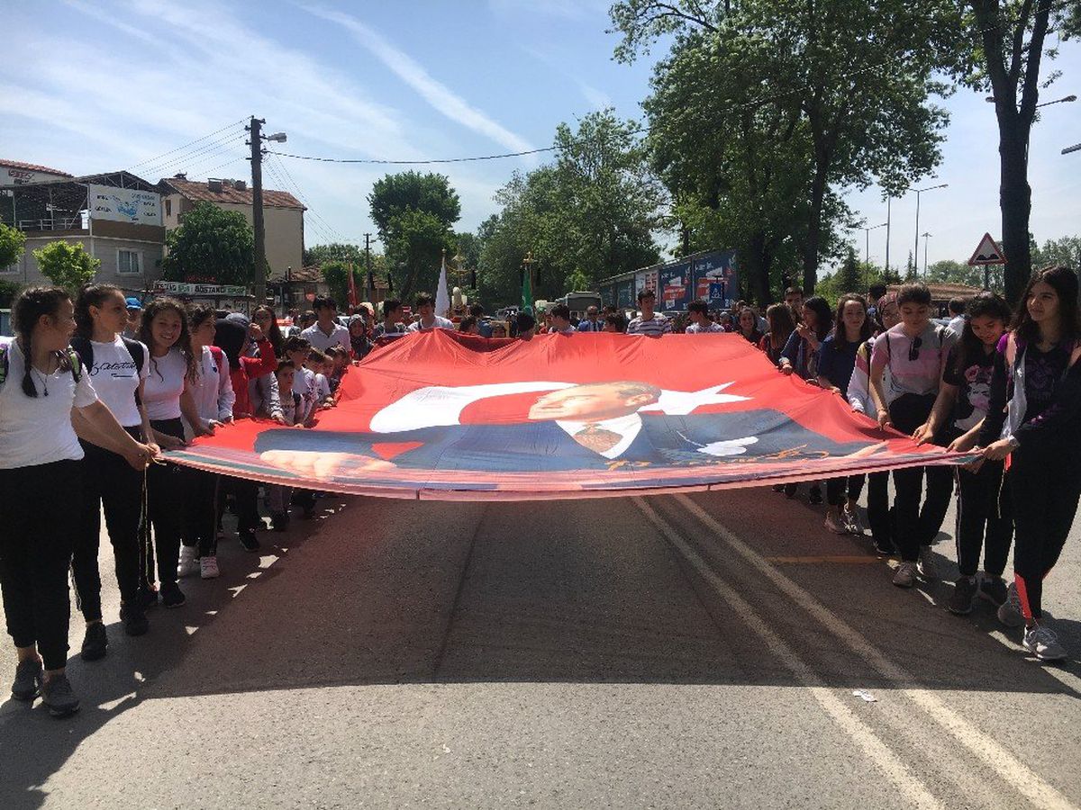 Çark Caddesi\'nde 103 Metrelik Türk Bayrağı Açıldı