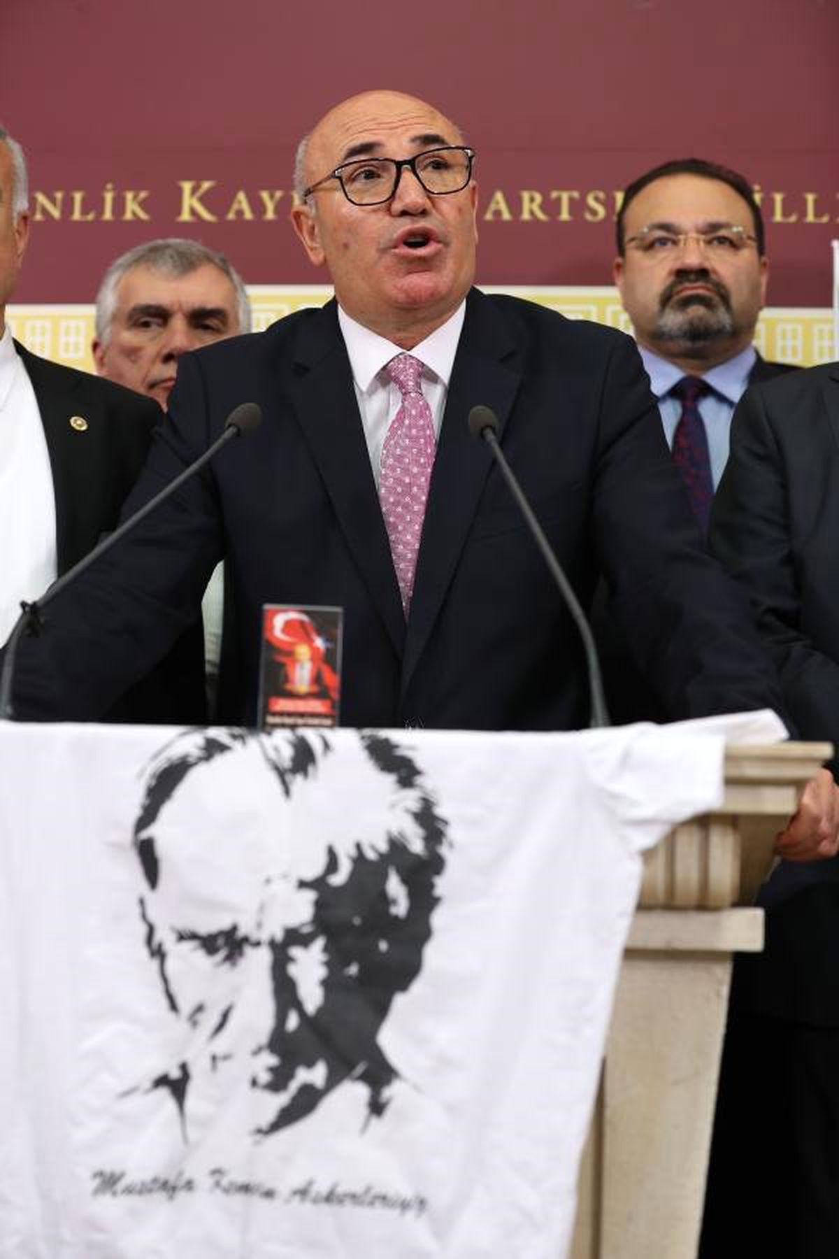CHP\'li Tanal: Terör Örgütü Bağlantılı Kişiler, Kesici ve Delici Aletle Makamıma Kadar Girebiliyormuş