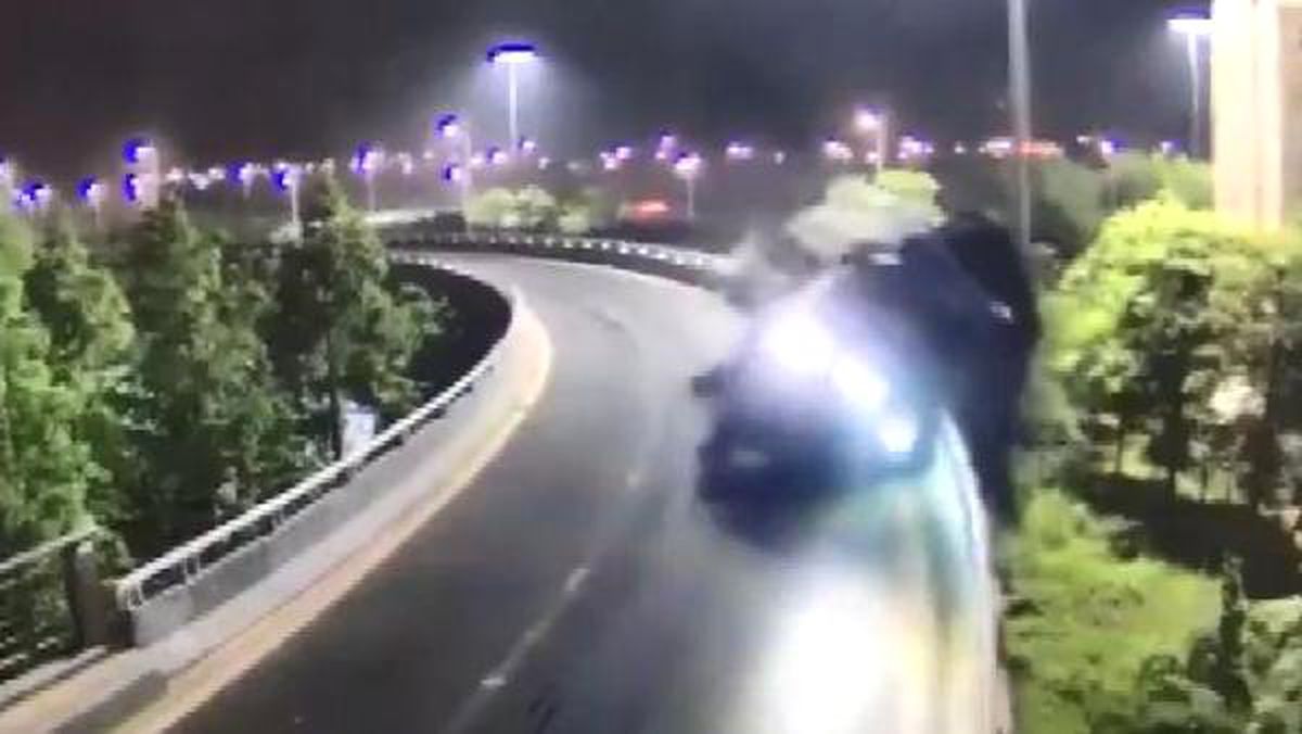 Çin\'de Kamyon Sürücüsü Bu Kazadan Yara Almadan Kurtuldu