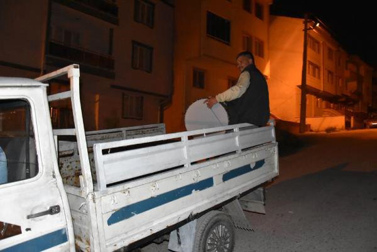 Davulcu, Kamyonetle Sokak Sokak Geziyor