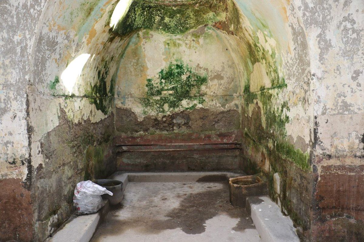 Definecilerin Talanına Uğrayan 500 Yıllık Hamam Bakımsızlıktan Dökülüyor