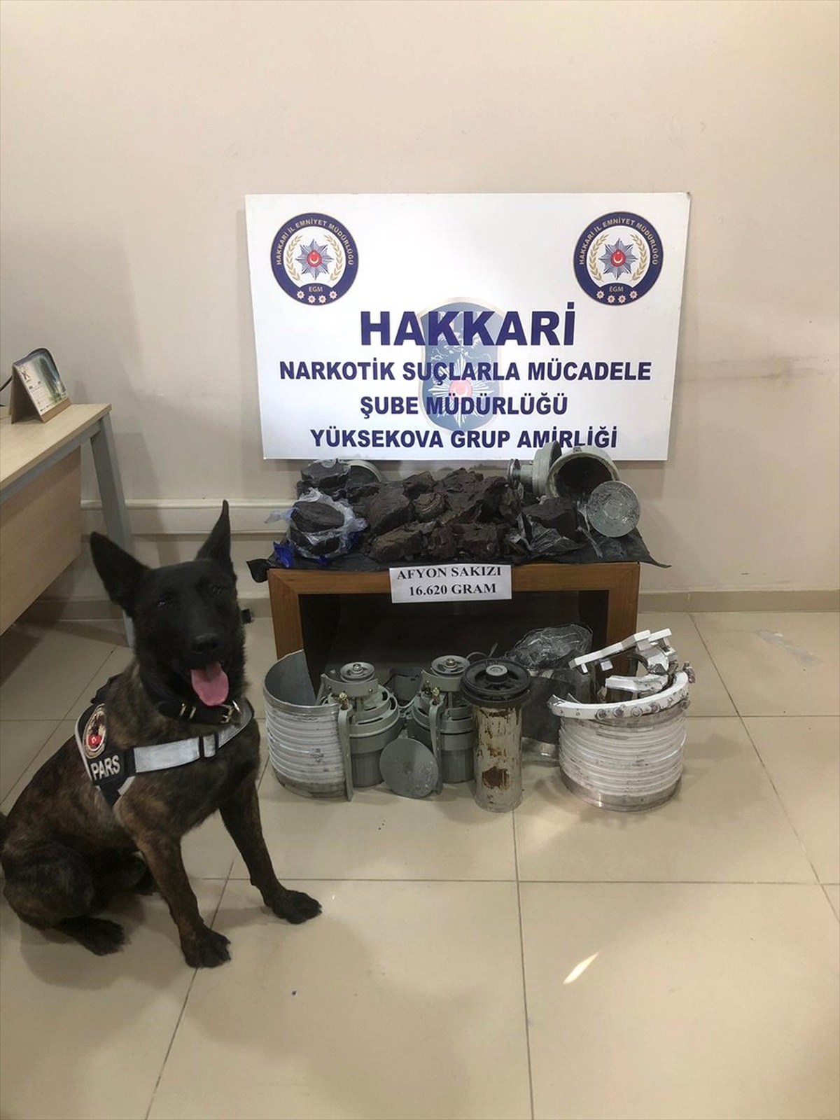 Dikiş Makinesinin İçinden Uyuşturucu Çıktı