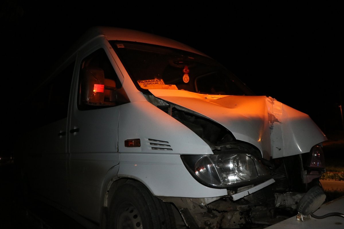 Düzensiz Göçmenleri Taşıyan Minibüs Direğe Çarptı: 12 Yaralı