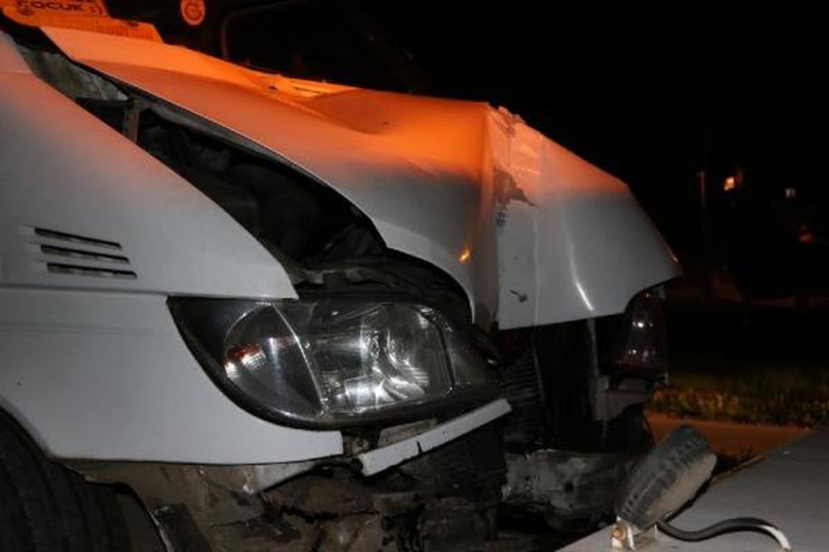Edirne\'de Kaçakları Taşıyan Minibüs Direğe Çarptı: 12 Yaralı