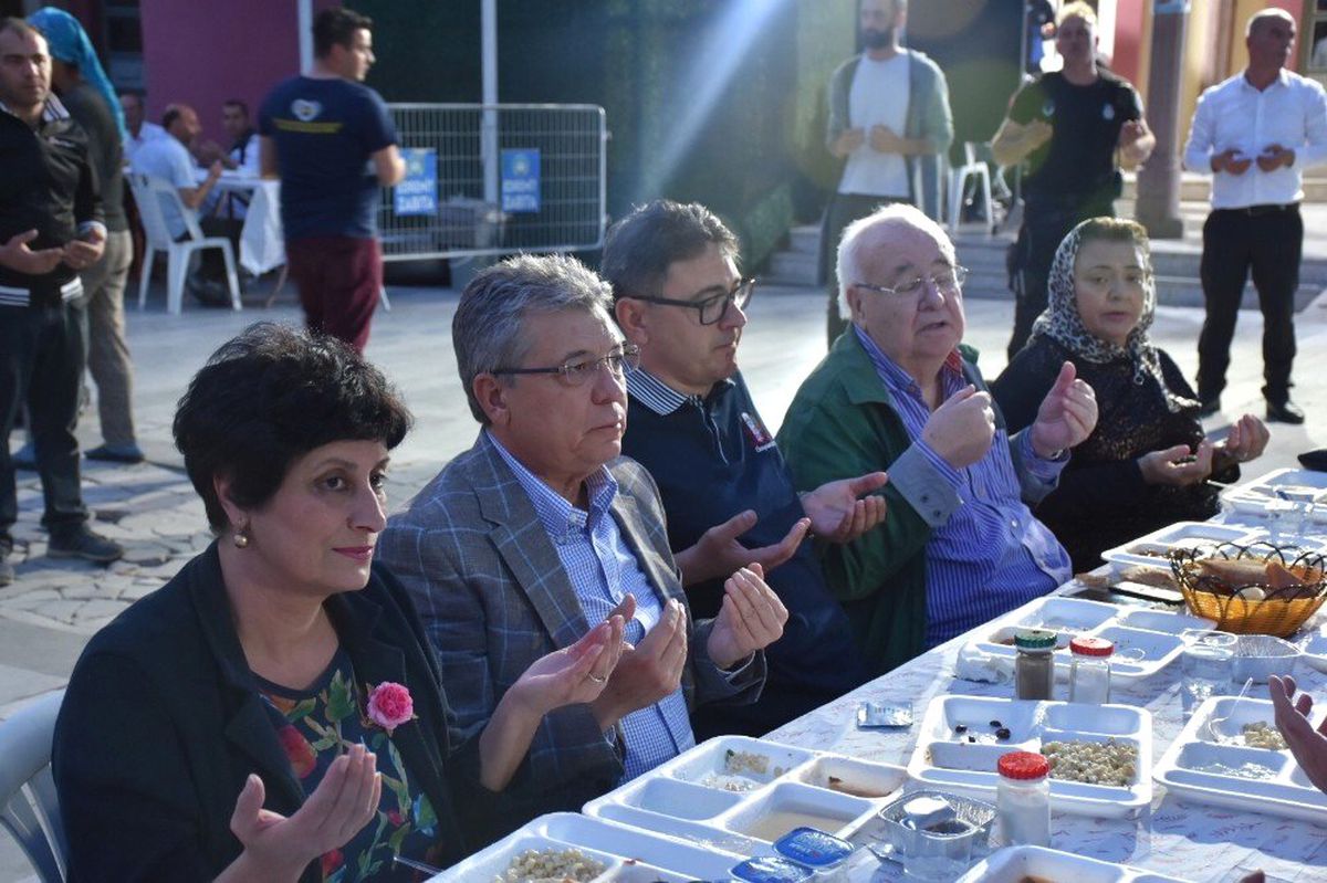 Edremit\'te Gönül Sofraları Kuruluyor