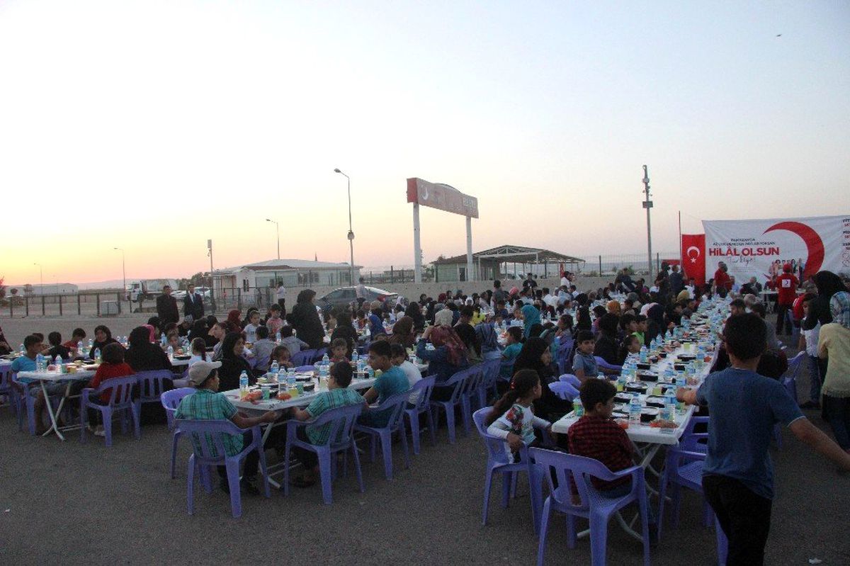 Elbeyli\'de 10 Bin 500 Suriyeliye İftar Yemeği