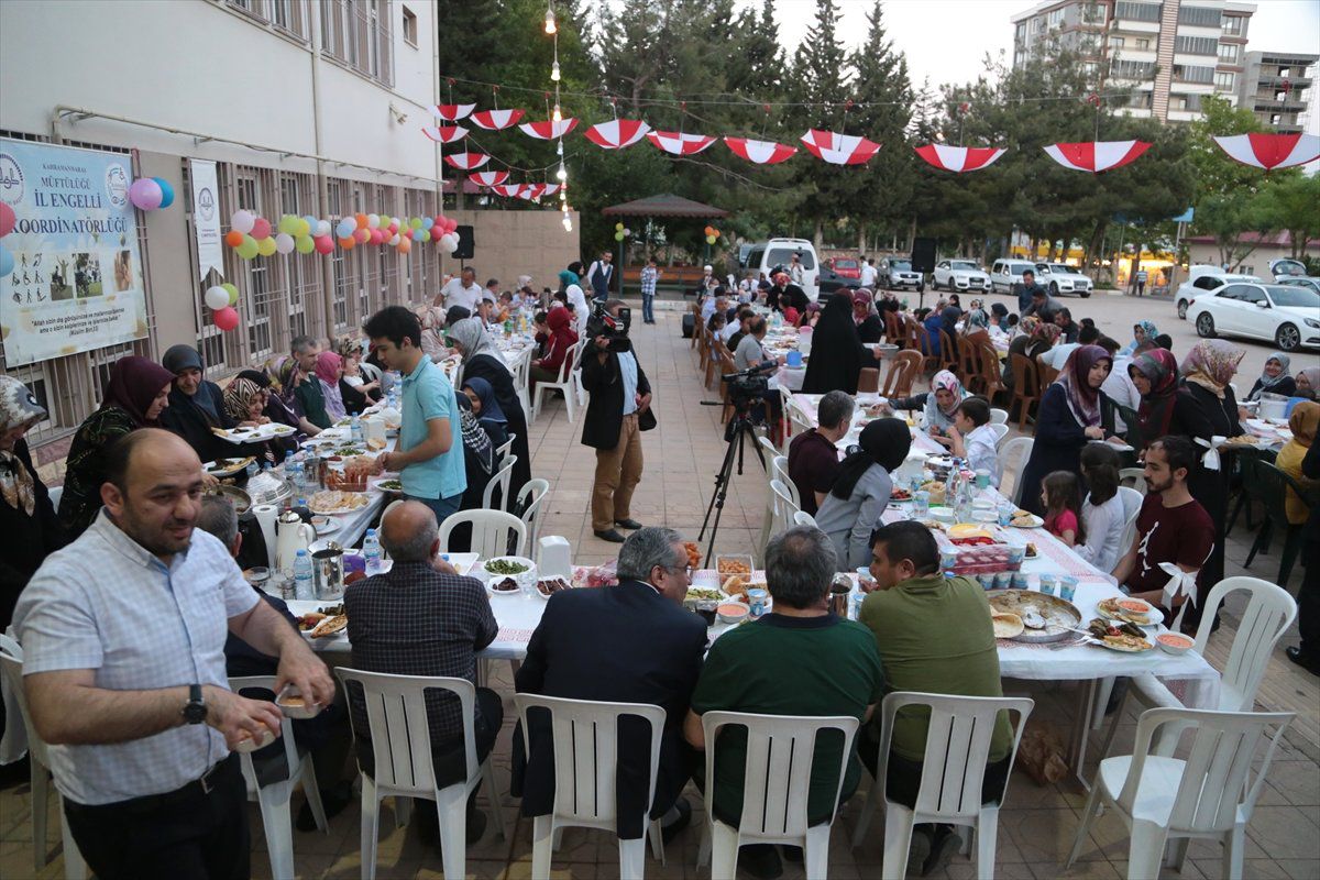 Engelliler İçin "Kardeşlik Sofrası" Kurdular