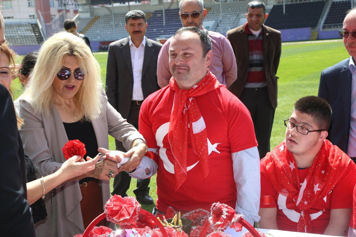 Engellilere "Asker Kınası"