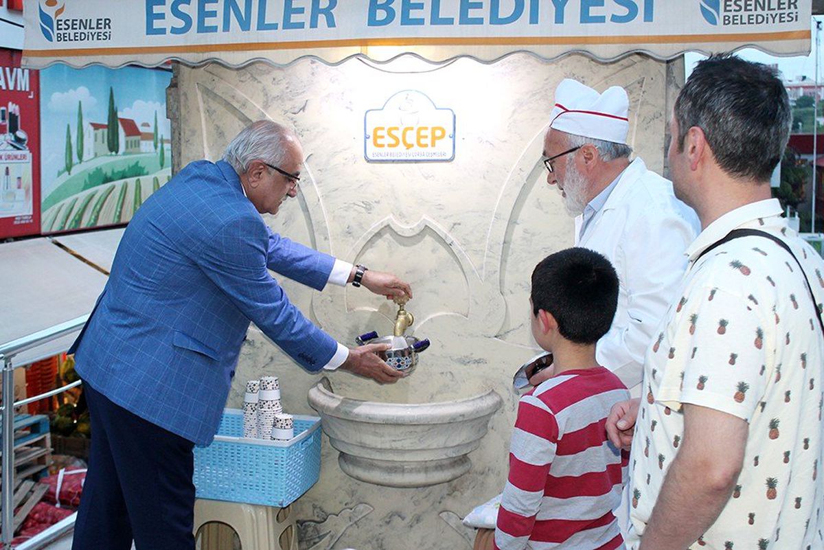 Esenler\'de Çeşmelerden İftarda Çorba Akıyor