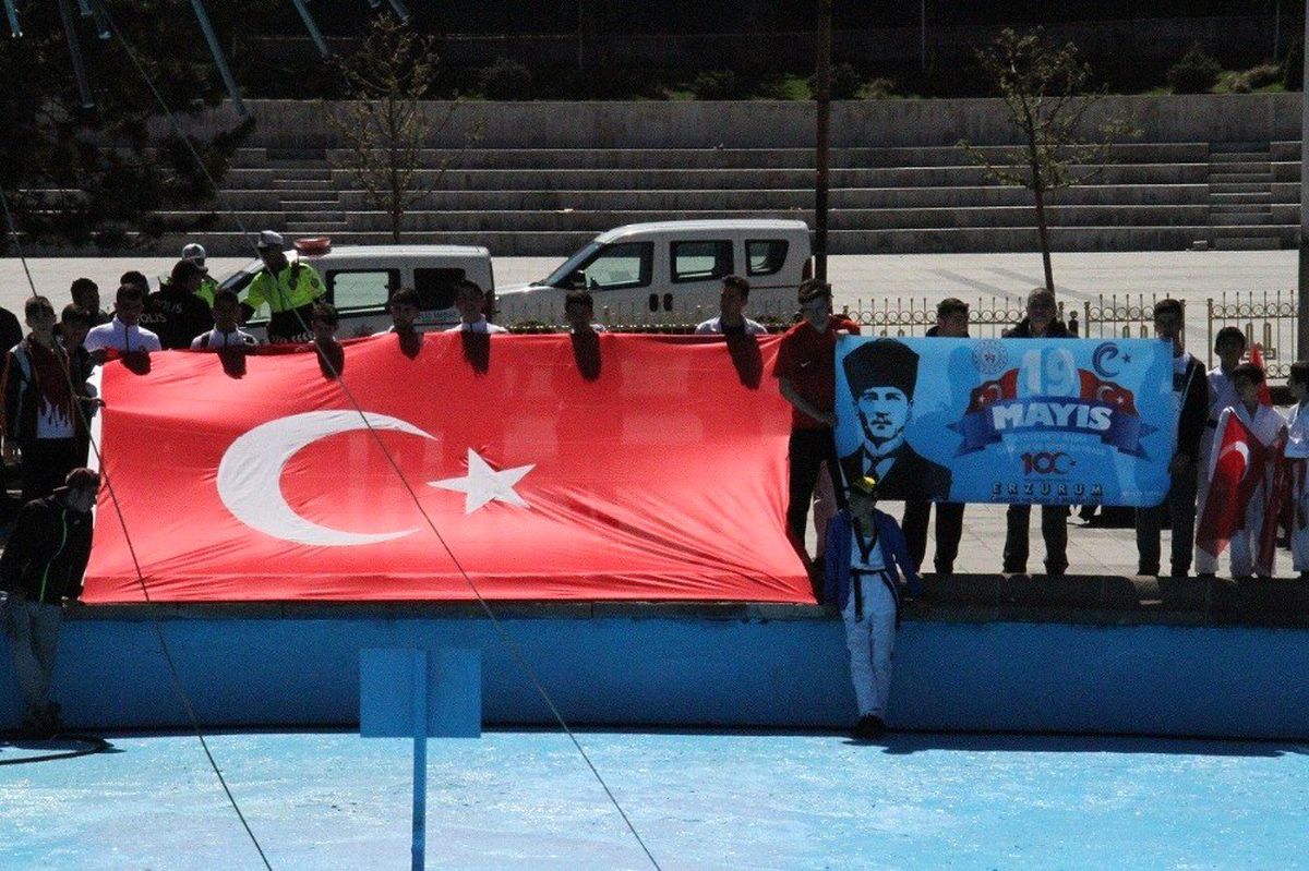 Gençlik Haftası Çelenk Sunumu ile Başladı