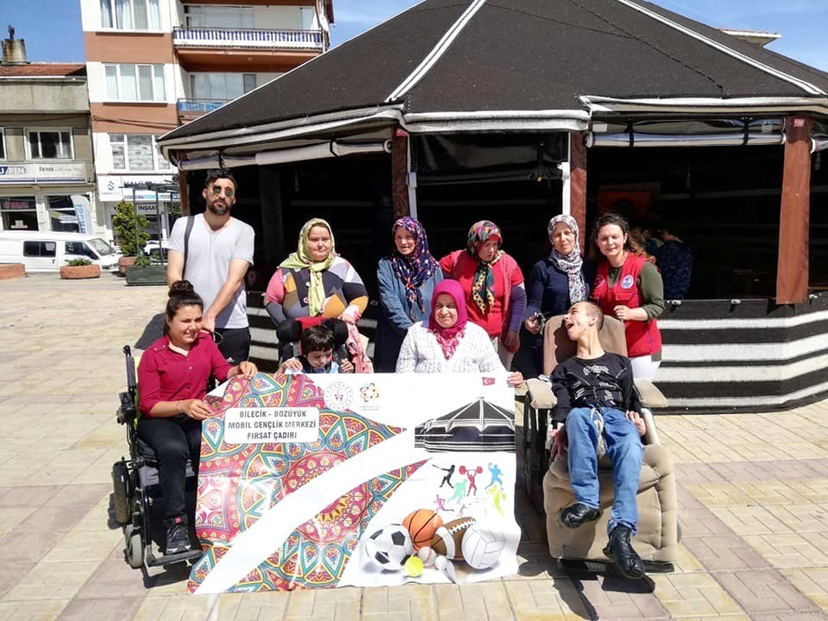Gençlik Merkezi Fırsat Çadırını Ziyaret Ettiler
