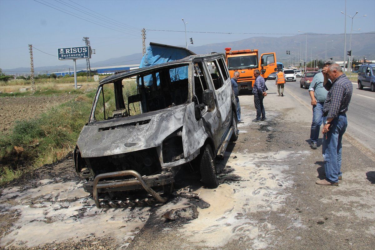 Hatay\'da Seyir Halindeki Minibüs Yandı