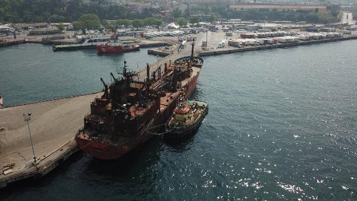 Hava Fotoğraflarıyla) - Kerç Boğazı\'nda Yanan Tanker Haydarpaşa\'ya Çekildi