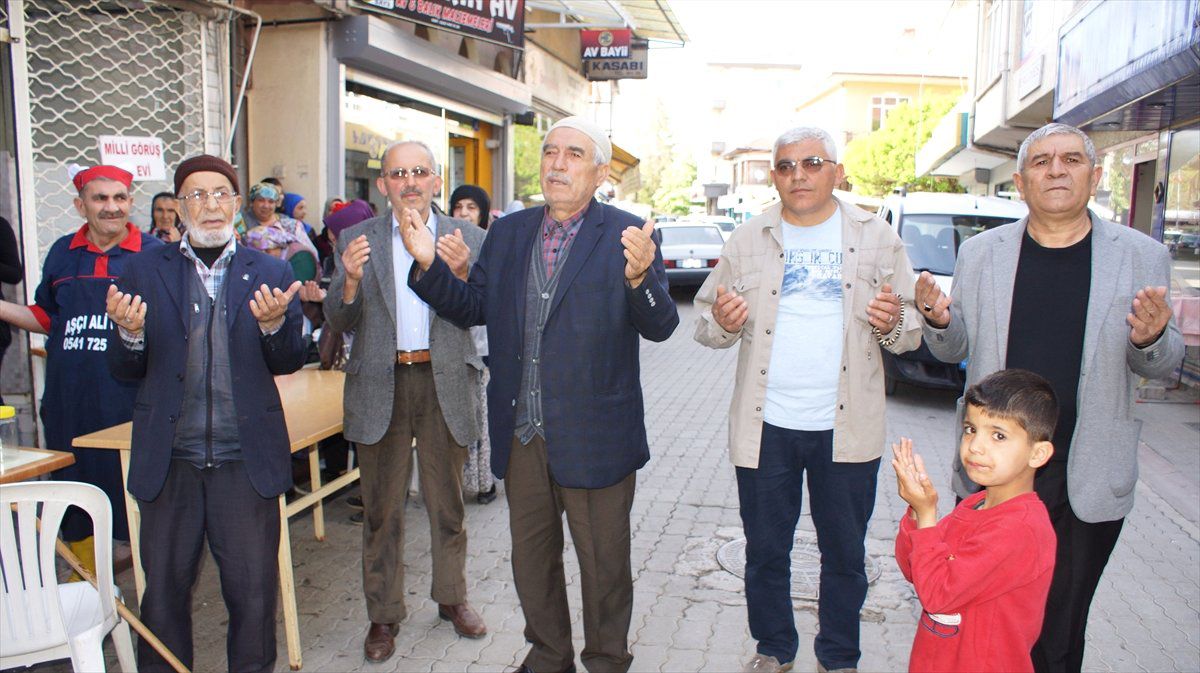 Hayırseverler Alıyor, Gönüllüler Pişirip Dağıtıyor