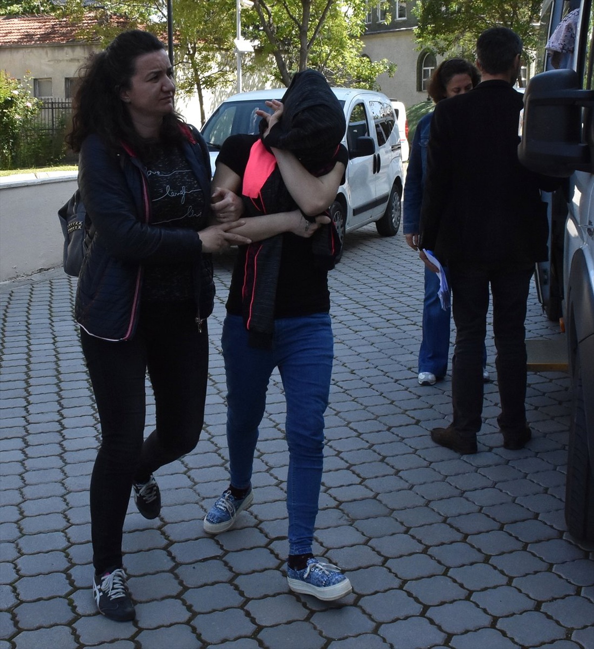 Hırsızlık Hükümlüsü Anne ile Kızı Yakalandı