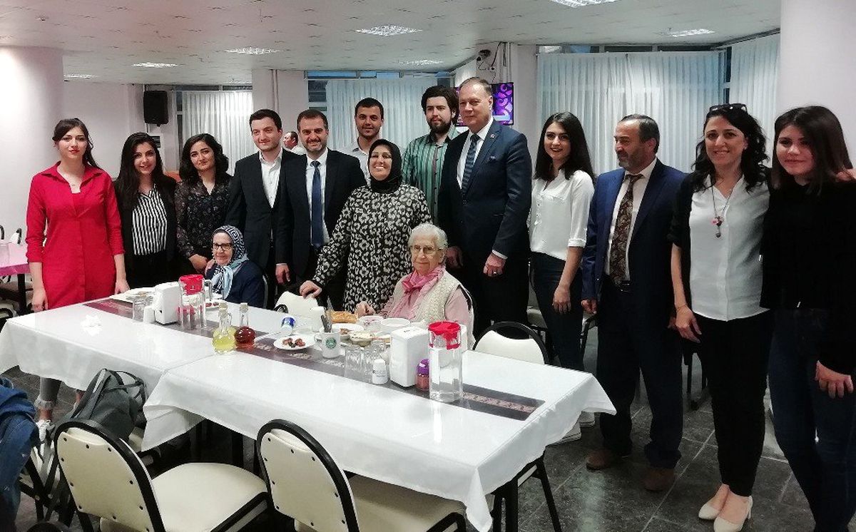 Huzurevi\'nde Anlamlı İftar