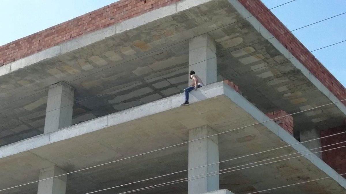 İlaç Alamadığı İddiasıyla Çatıya Çıktı