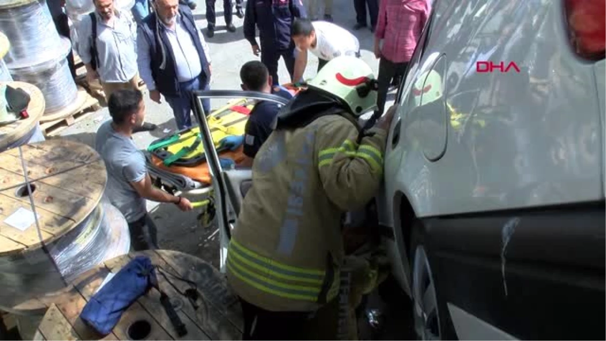 İstanbul-Küçükçekmece\'de Kaza Yapan Otomobil Fabrika Bahçesine Düştü