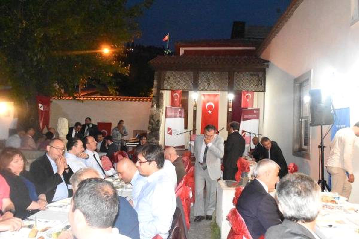 İzmir\'de \'Şehitleri Anma ve İftar Programı\' Düzenlendi