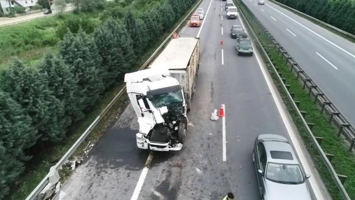 İzmit\'te Otoyolda Zincirleme Kaza: 4 Yaralı