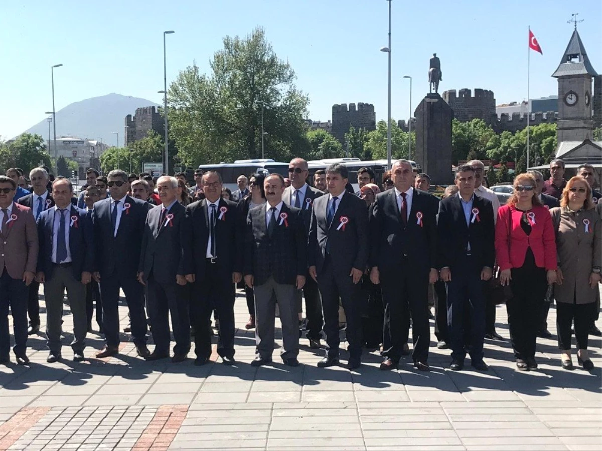 Kayseri Gençlik Hizmetleri ve Spor İl Müdürü Murat Eskici: "Bir Milletin Asıl Gücü Tankı Topu...