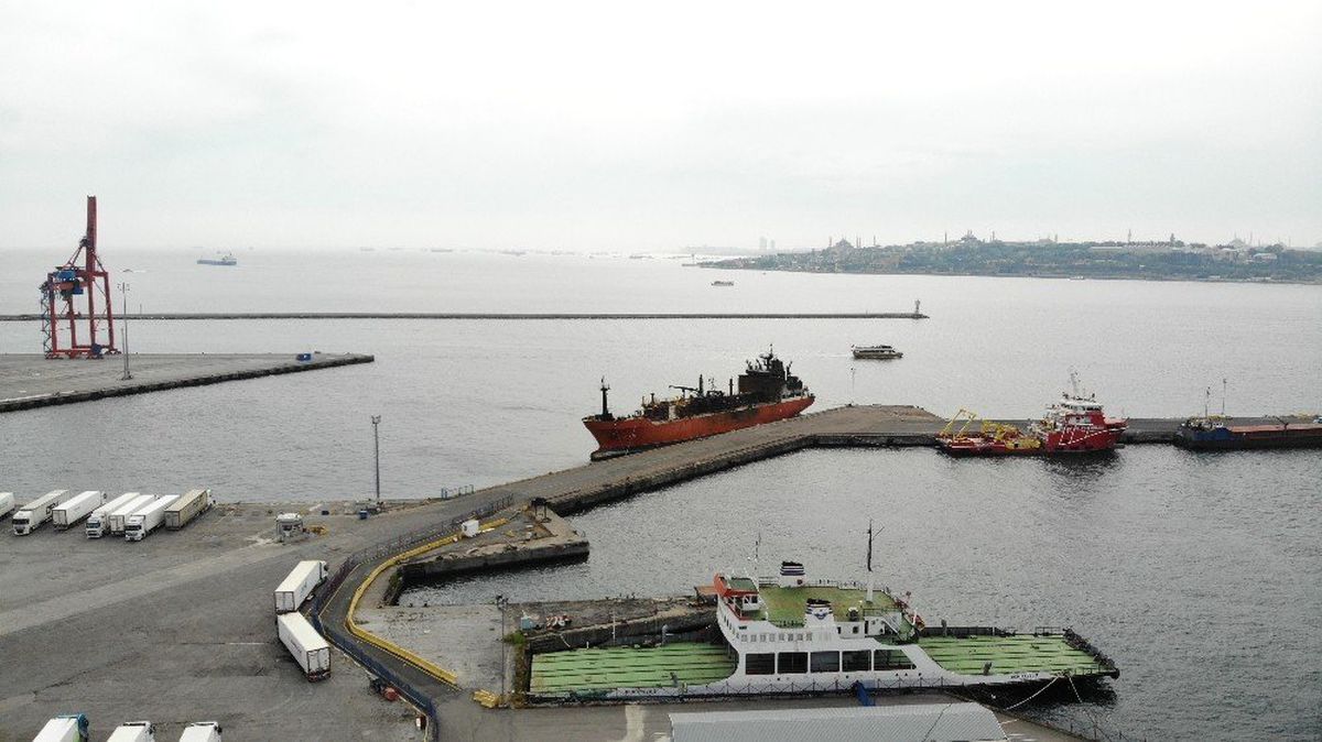 Kerç Boğazı\'nda Yanan Gemilerden Biri Haydarpaşa Limanı\'na Getirildi