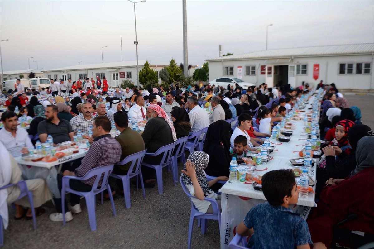 Kilis\'te 11 Bin Suriyeli Birlikte İftar Açtı