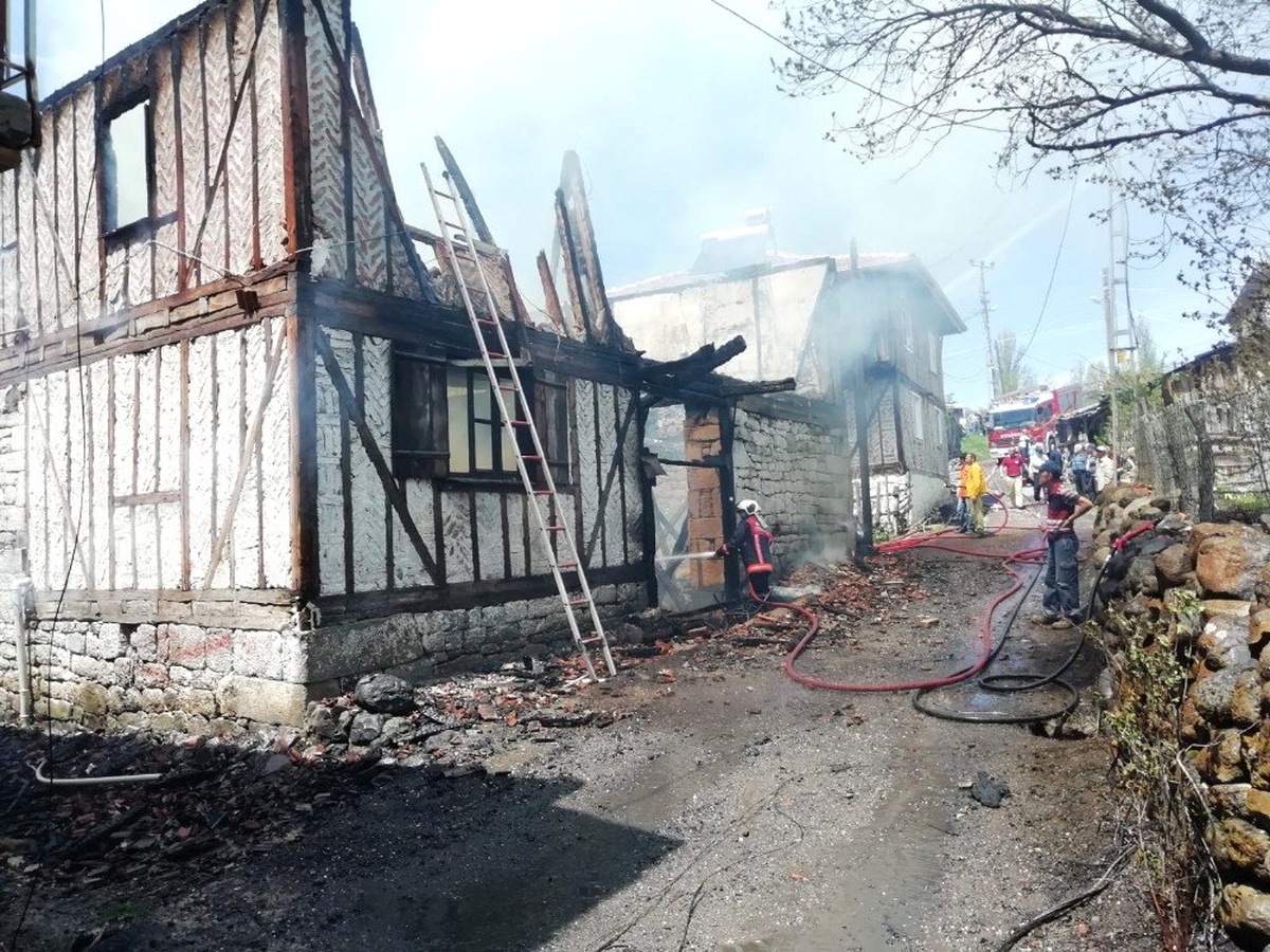 Kızılcahamam\'da Köyde Çıkan Yangın İtfaiyeyi Alarma Geçirdi