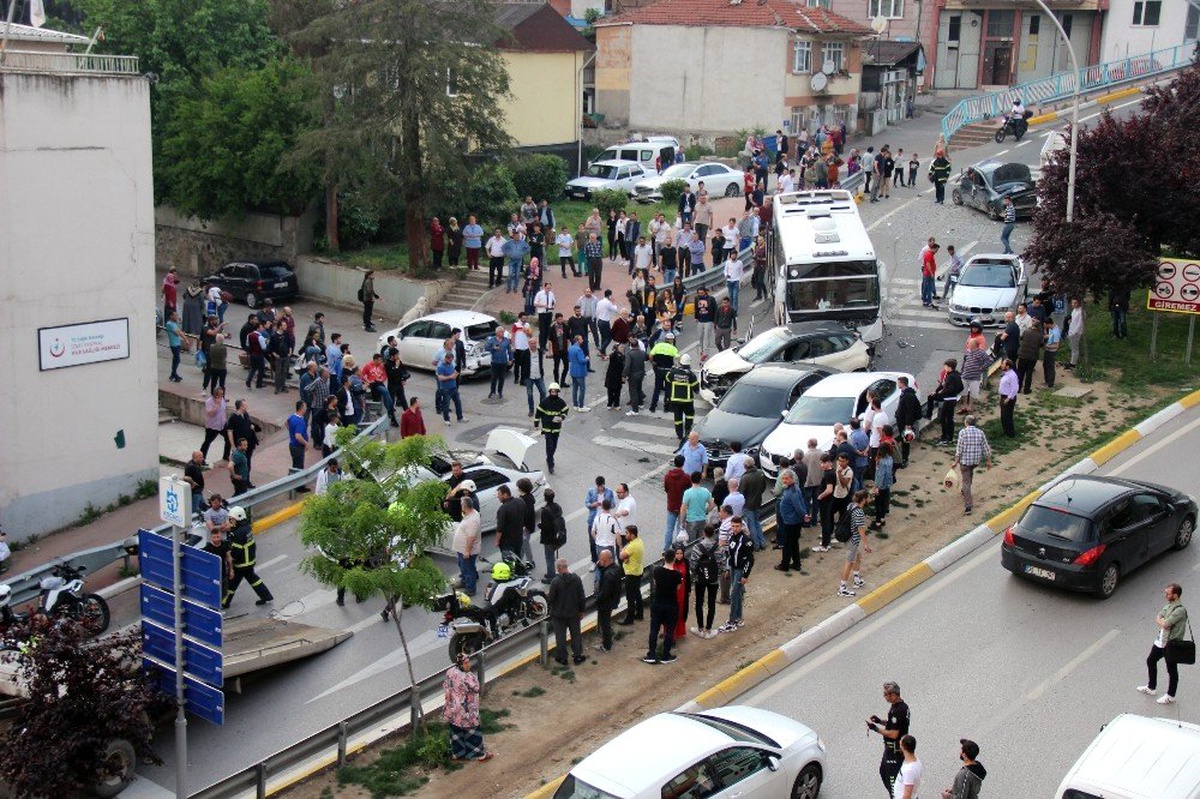 Kocaeli\'de Yasak Olan Yokuşa Giren Otobüsün Freni Patlayınca 10 Aracı Biçti