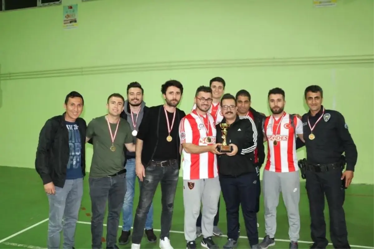 Kurtalan\'da Voleybol Turnuvası Sona Erdi