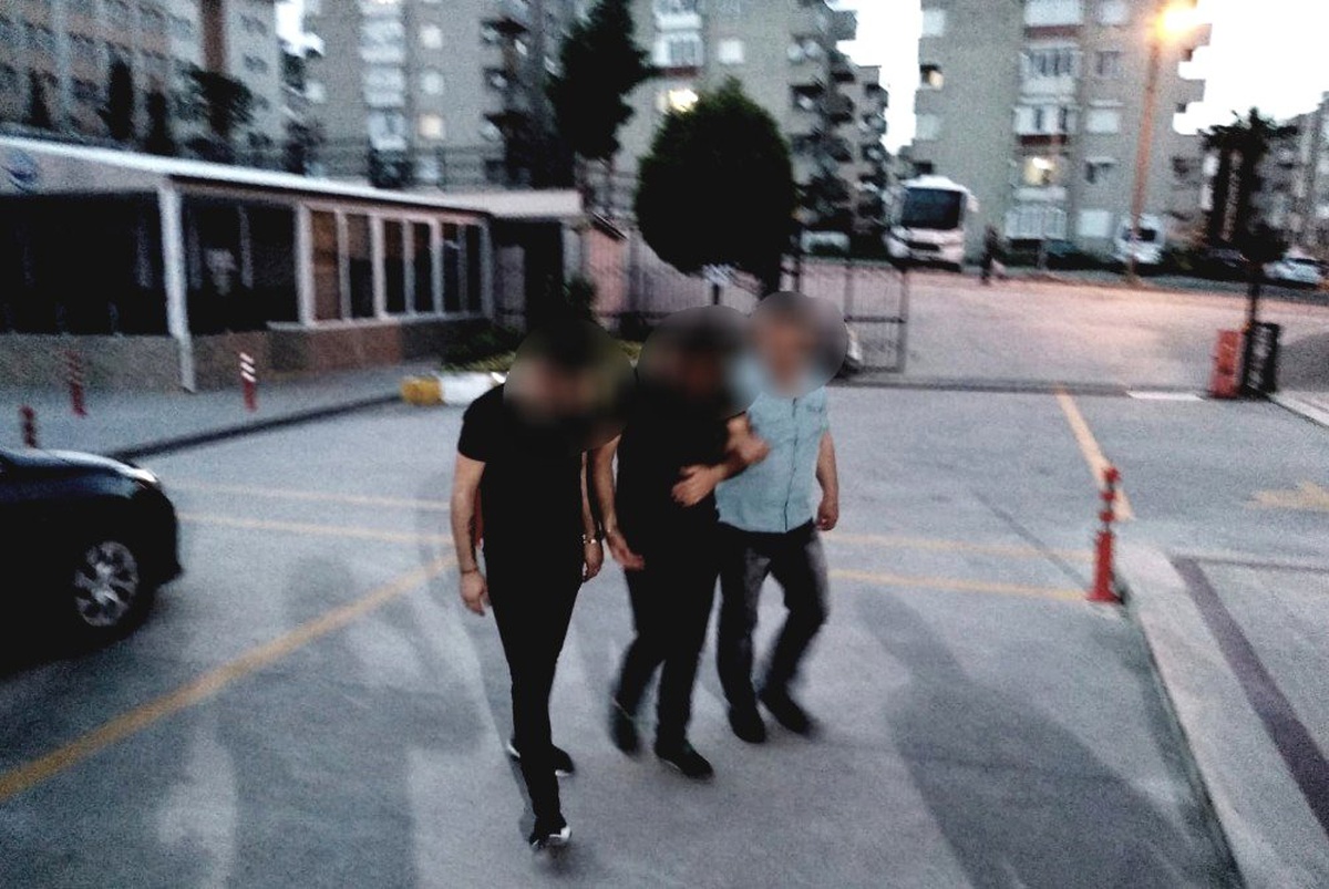 Kuşadası\'nda Kredi Kartı Dolandırıcılarına Operasyon; 3 Tutuklama