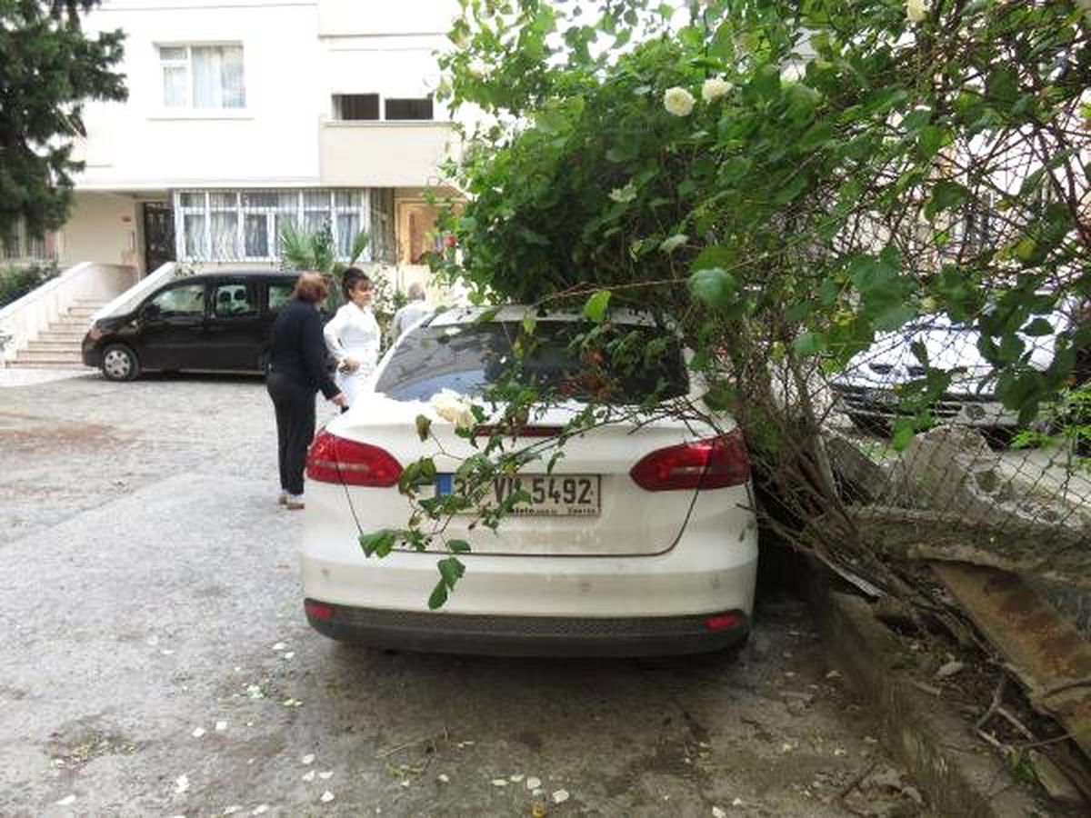 Maltepe\'de Bahçe Duvarı Devrildi; 4 Araç Hasar Gördü (1)