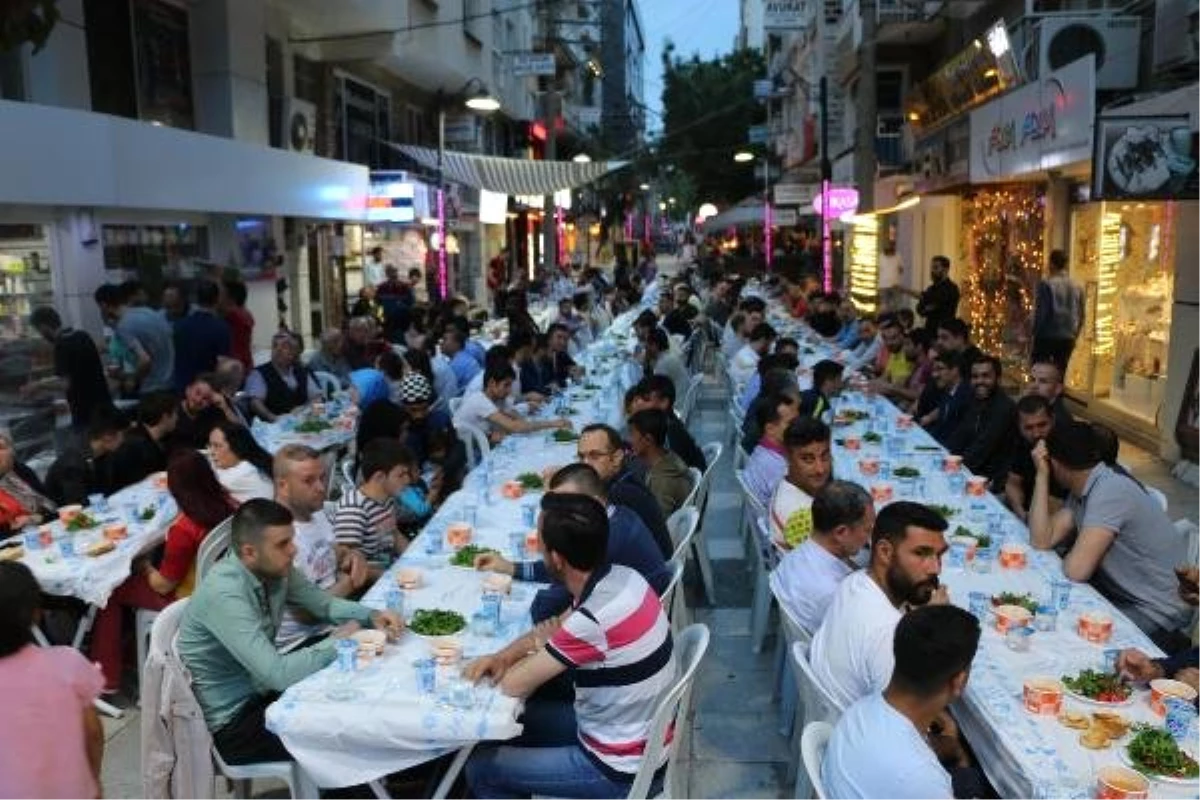 Manisa\'da Çarşı Esnafı İftar Yemeği Verdi