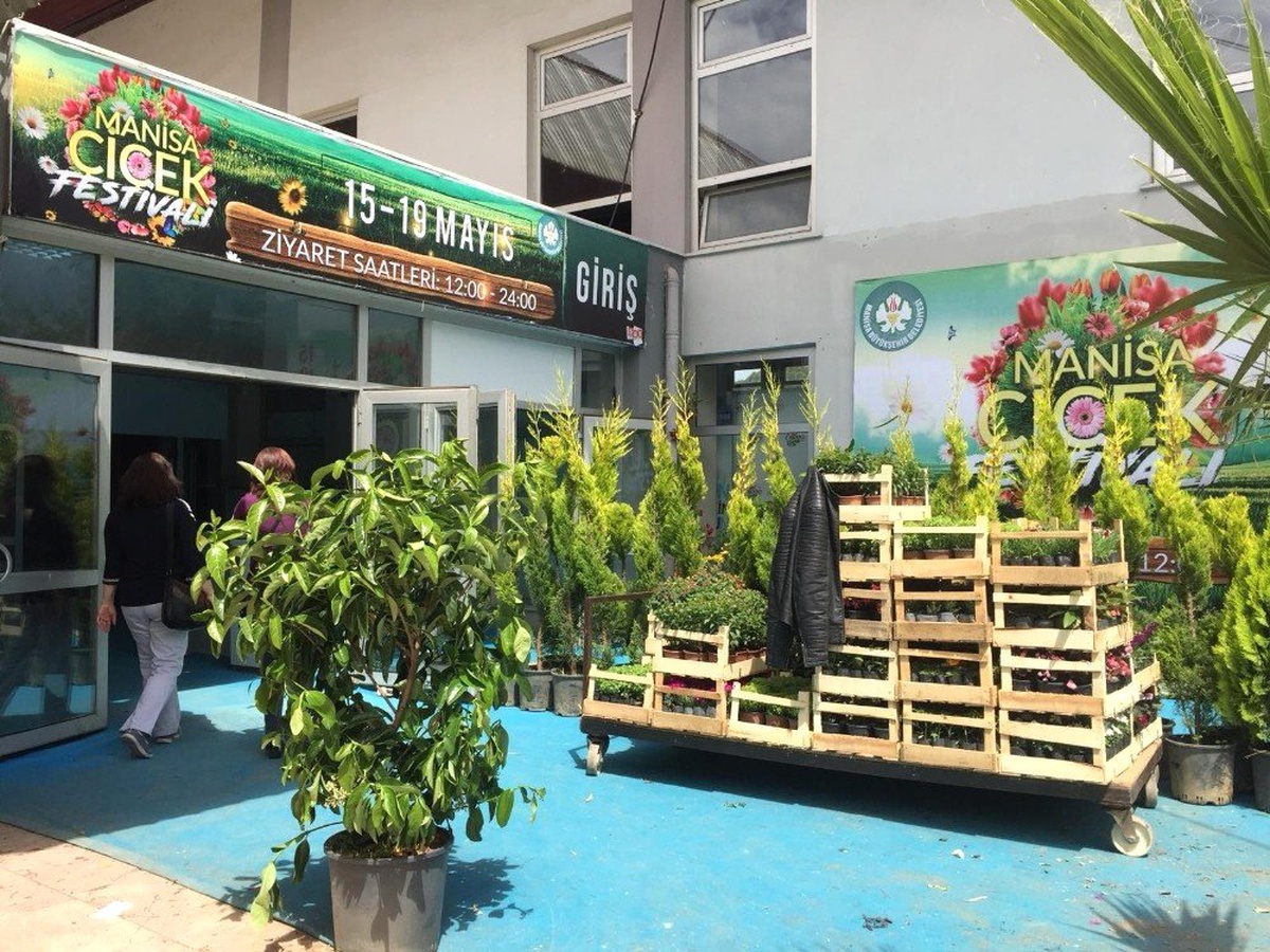 Manisa\'da Çiçek Festivali ile Renklendi