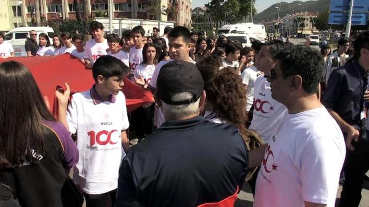 Marmaris\'teki Gençlik Yürüyüşü\'nde Marş Tartışması