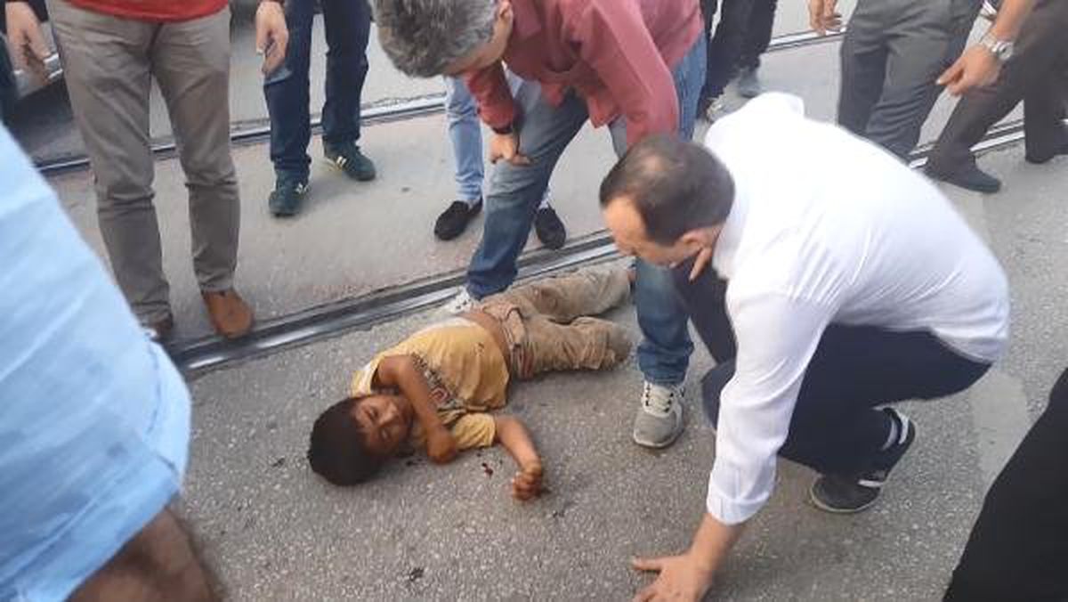 Mendil Satan Çocuğa Araç Çarptı, Babanın İlgisizliği Şaşırttı