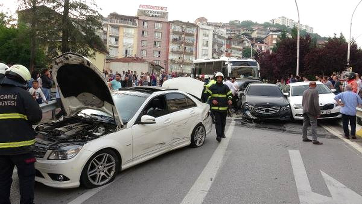 Midibüsün Freni Boşaldı, 11 Araç Birbirine Girdi: 6 Yaralı