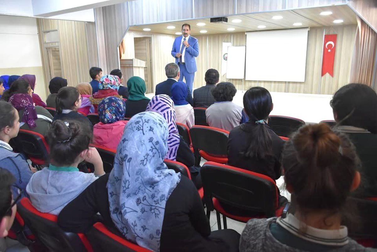 Millî Eğitim Müdürü Aziz Gün, Refahiye\'de Öğrencilerle Biraraya Geldi